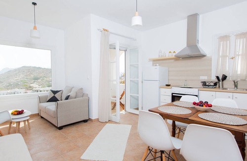 Stelida Apartment | Cozy Sea View Apartment with Patio Access and Breakfast