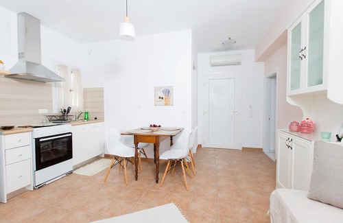 Stelida Apartment | Cozy Sea View Apartment with Patio Access and Breakfast