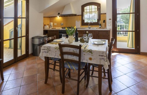 Poggi Apartment | Sea View Apartment with Air Conditioning and Breakfast