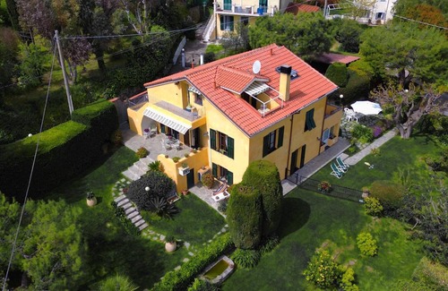 Poggi Apartment | Sea View Apartment with Air Conditioning and Breakfast