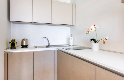 Municipio 3 Apartment | Scenic Sea View Apartment with Balcony and Kitchen