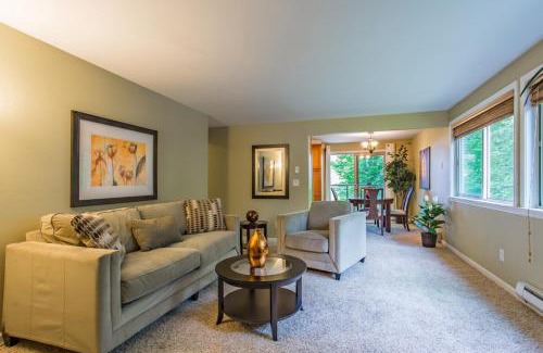 North End Apartment | Relaxing Sea View Escape with Jacuzzi and Balcony