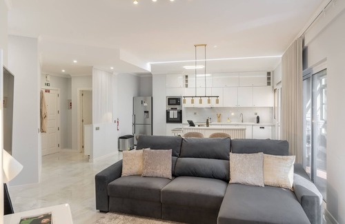 Sao Martinho Apartment | Oceanfront Haven: Doca do Cavacas I with Spa & Breakfast