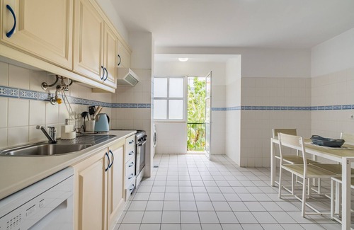 Camara de Lobos Apartment | Relaxing Sea View Getaway – Rated 9/10 with Spa & Breakfast
