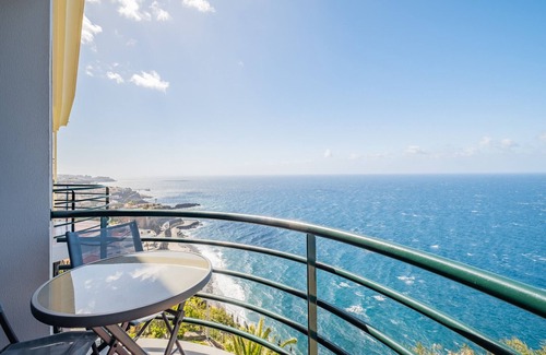 Camara de Lobos Apartment | Relaxing Sea View Getaway – Rated 9/10 with Spa & Breakfast