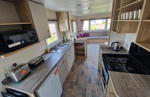 Prestonpans Resort | Cozy Sea View Caravan with Terrace & Parking Options