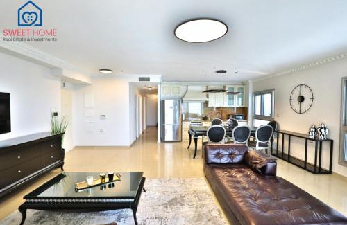 Netanya Apartment | Scenic Oceanfront Family Apartment with Pool Access