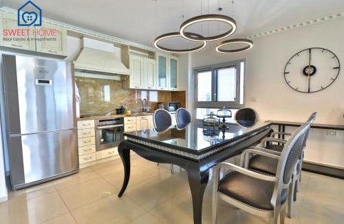 Netanya Apartment | Scenic Oceanfront Family Apartment with Pool Access