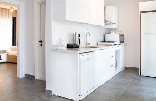 Akbuk Apartment | Cozy Sea View Flat with Pool, Steps from the Beach