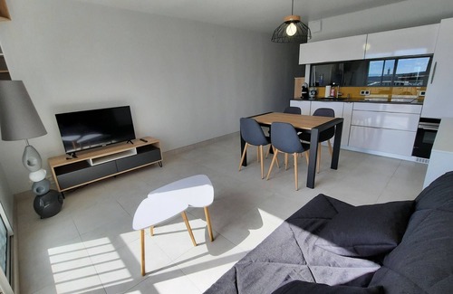 Binic Apartment | Oceanfront Apartment with Pool and Spa near Beaches