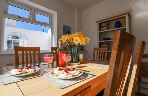 Mevagissey House | Seaside Retreat: 4-Star Hotel with Pet-Friendly Amenities
