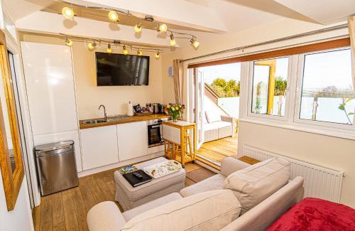 Hastings Apartment | Unforgettable Sea View Holiday Flat at Covehurst Bay