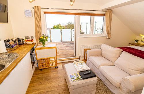 Hastings Apartment | Unforgettable Sea View Holiday Flat at Covehurst Bay