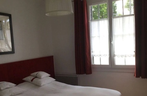 Crozon House | Cozy Sea View House: Pet-Friendly Stay with Beach Access