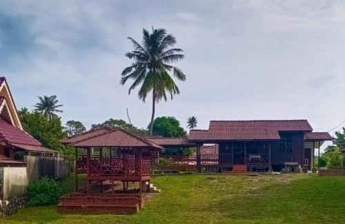Sungai Baru Tengah Ski Chalet | Oceanfront Kampong Style Homestay with Sea Views