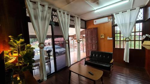 Sungai Baru Tengah Ski Chalet | Oceanfront Kampong Style Homestay with Sea Views