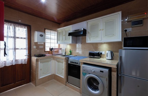 Praslin Island House | Cozy Sea View Lodge: Pool, Spa & Family-Friendly Fun