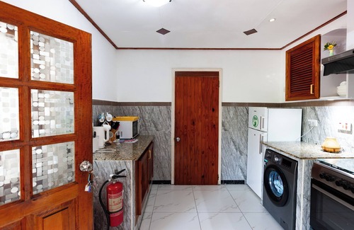Praslin Island House | Cozy Sea View Lodge: Pool, Spa & Family-Friendly Fun