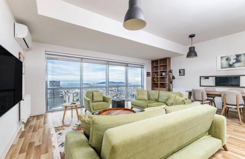 Kartal Apartment | Sea View Residence: Modern Comfort Steps from Metro