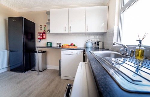 Gorleston-on-Sea Apartment | Seaside Penthouse with Oceanfront Views & Breakfast Included
