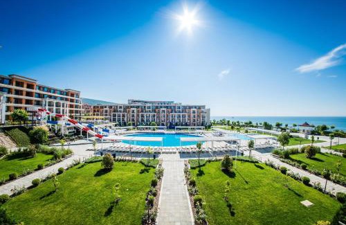 Elenite Apartment | Oceanfront Prestige Fort Beach Apartment with Pool & Spa