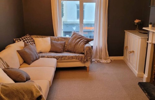 Sandgate Apartment | Oceanfront Apartment with Kitchen at Sea View Sandgate