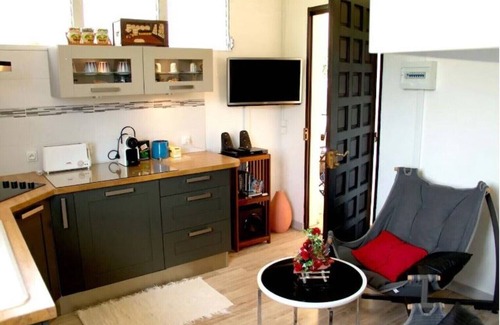 La Colline Apartment | Cozy Sea View Retreat at Shadow Caprices with Kitchen