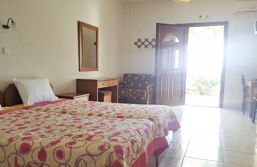 Chrisi Ammoudia Apartment | Cozy Sea View Studio with Kitchen, Steps from the Beach
