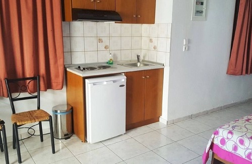 Chrisi Ammoudia Apartment | Cozy Sea View Studio with Kitchen, Steps from the Beach