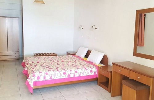 Chrisi Ammoudia Apartment | Cozy Sea View Studio with Kitchen, Steps from the Beach