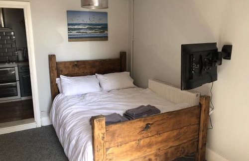 Felixstowe Apartment | Beautiful Sea View Studio with Child-Friendly Amenities
