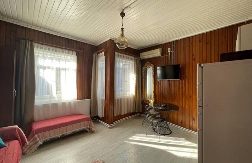 Zeytinburnu House | Cozy Sea View Studio House in Golden Horn for Families