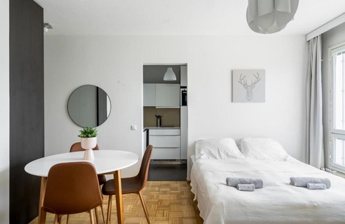 Hietalahti Apartment | Cozy Sea View Studio with Netflix Near Kamppi Tram