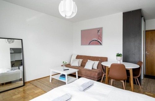 Hietalahti Apartment | Cozy Sea View Studio with Netflix Near Kamppi Tram