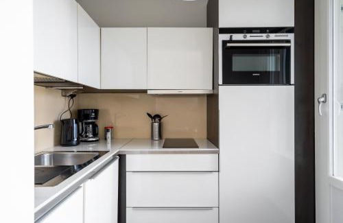 Hietalahti Apartment | Cozy Sea View Studio Near Tram with Netflix Access