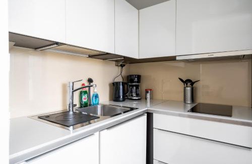Hietalahti Apartment | Cozy Sea View Studio Near Tram with Netflix Access