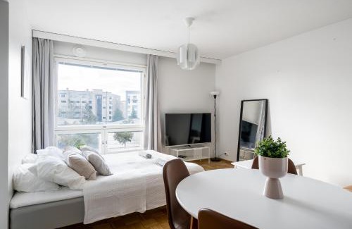 Hietalahti Apartment | Cozy Sea View Studio Near Tram with Netflix Access