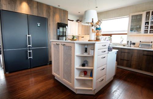 Hafnarfjordur House | Beautiful Sea View Villa with Hot Tub & Family Amenities