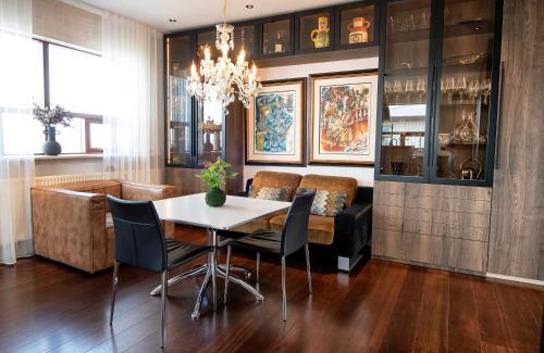 Hafnarfjordur House | Beautiful Sea View Villa with Hot Tub & Family Amenities