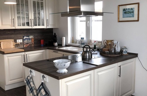 Trent House | Coastal Haven: 5-Star Villa To'n Lüchtfüer with Sauna