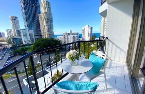 Surfers Paradise Apartment | Oceanfront Retreat near Surfers Beach – Rated 9/10!
