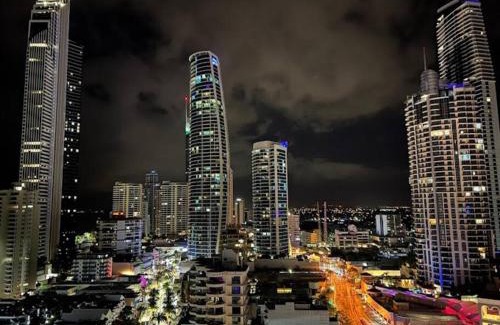 Surfers Paradise Apartment | Oceanfront Retreat near Surfers Beach – Rated 9/10!