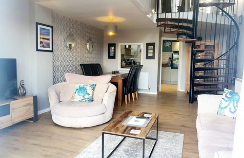 Saundersfoot House | Stylish Retreat with Sea Views & Hot Tub in Saundersfoot