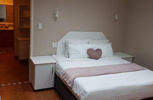 La Mercy Apartment | Beachfront Escape at SeA WaVes with Family-Friendly Amenities