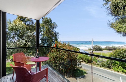 Separation Creek Apartment | Relaxing Sea Zen: Couples Studio with Spa & Ocean Views