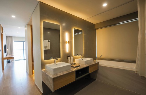 Cam Xuyen Hotel | Top-Rated Seabird Hotel Thien Cam with Pool & Restaurant