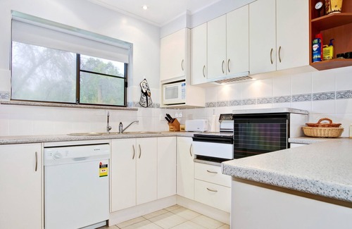 Port Willunga House | Cozy Seaborne Escape: Oceanfront Stay with Breakfast & Pool