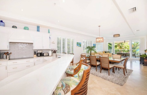 Seven Mile Beach Condo | Discover SeaBreeze #3: Beachfront Condo with Pool & Spa