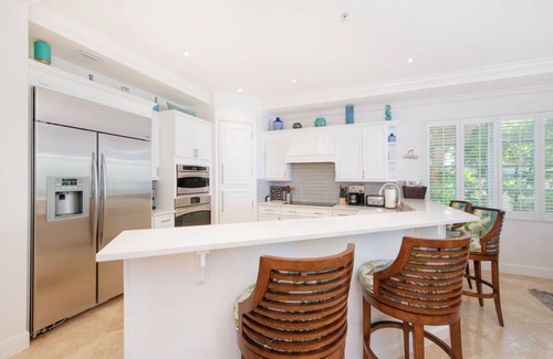 Seven Mile Beach Condo | Discover SeaBreeze #3: Beachfront Condo with Pool & Spa