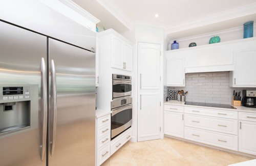 Seven Mile Beach Condo | Discover SeaBreeze #3: Beachfront Condo with Pool & Spa